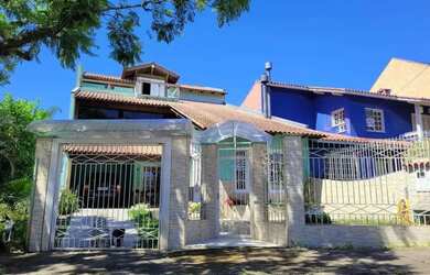 Imagem: A casa possui 3 Dormitórios, 4 Banheiros, 3 Vagas na garagem