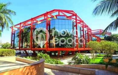 Imagem: O depósito possui 5 Vagas na garagem, 240m² de Área e está