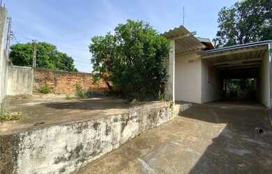 Imagem: A casa possui 2 Dormitórios, 1 Banheiro, 2 Vagas na garagem