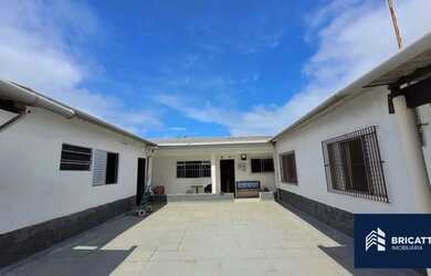 Imagem: A casa possui 3 Dormitórios, 3 Banheiros, 2 Vagas na garagem