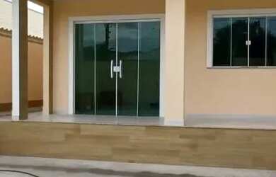 Imagem: A casa possui 3 Dormitórios, 1 Banheiro, 2 Vagas na garagem