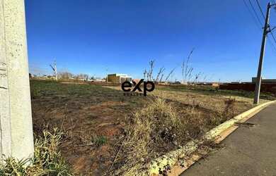 Imagem: O terreno e possui Dormitórios, Suítes, Banheiros, 160-0m²