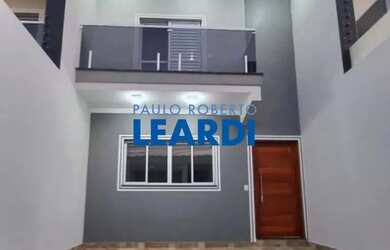 Imagem: A casa possui 3 Dormitórios, 3 Banheiros, 2 Vagas na garagem