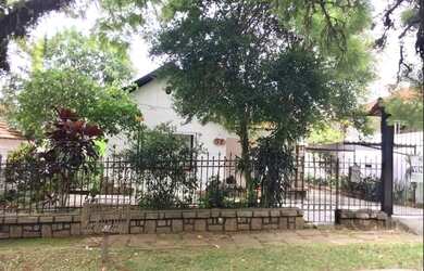 Imagem: A casa possui 3 Dormitórios, 2 Banheiros, 3 Vagas na garagem