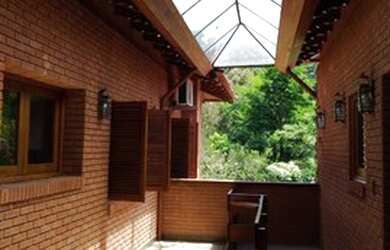 Imagem: A casa possui 5 Dormitórios, 5 Banheiros, 3 Vagas na garagem