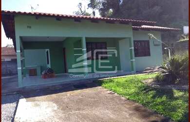 Imagem: A casa possui 3 Dormitórios, 1 Banheiro e 1 Vaga na garagem