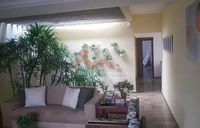 Imagem: A casa possui 3 Dormitórios, 3 Banheiros, 4 Vagas na garagem