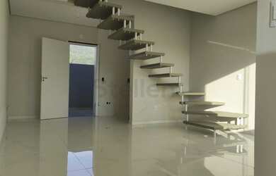 Imagem: A casa possui 2 Dormitórios, 2 Banheiros, 2 Vagas na garagem