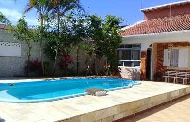 Imagem: A casa possui 3 Dormitórios, 3 Banheiros, 4 Vagas na garagem