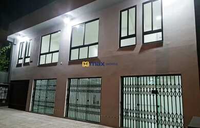 Imagem: A casa possui 2 Banheiros, 5 Vagas na garagem, 333m² de Área