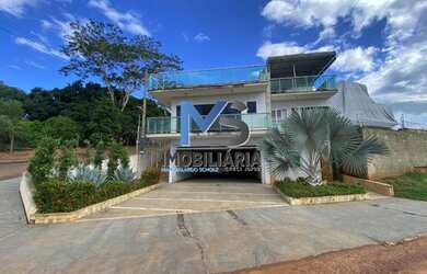 Imagem: A casa possui 4 Dormitórios, 2 Banheiros, 424m² de Área e