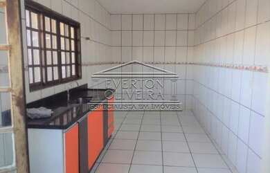 Imagem: A casa possui 2 Dormitórios, 1 Banheiro, 1 Vaga na garagem