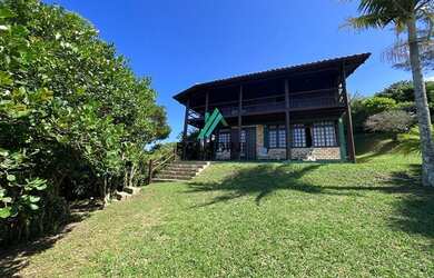 Imagem: A casa possui 3 Dormitórios, 2 Banheiros, 2 Vagas na garagem