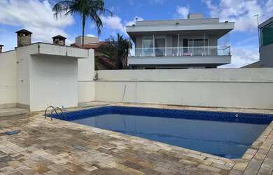 Imagem: A casa em condomínio possui 4 Dormitórios, 5 Banheiros, 5