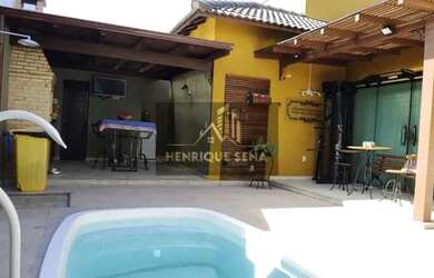 Imagem: A casa possui 3 Dormitórios, 1 Banheiro, 2 Vagas na garagem