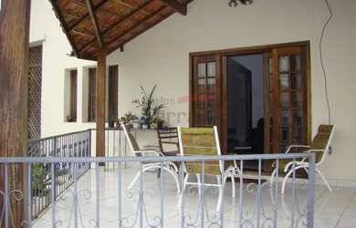 Imagem: A casa possui 3 Dormitórios, 4 Banheiros, 2 Vagas na garagem