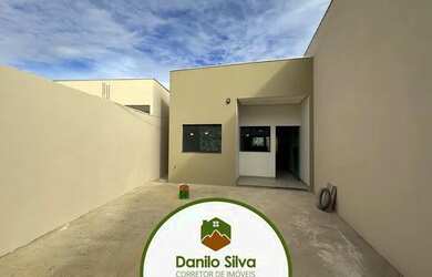 Imagem: A casa possui 3 Dormitórios, 2 Banheiros, 2 Vagas na garagem