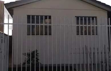 Imagem: A casa possui 3 Dormitórios, 1 Banheiro, 1 Vaga na garagem