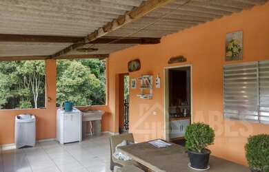 Imagem: A casa possui 1 Dormitório, 1 Banheiro, 2 Vagas na garagem