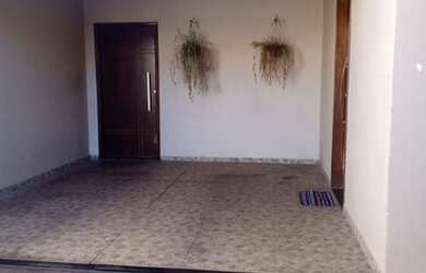 Imagem: A casa possui 2 Dormitórios, 2 Banheiros, 2 Vagas na garagem