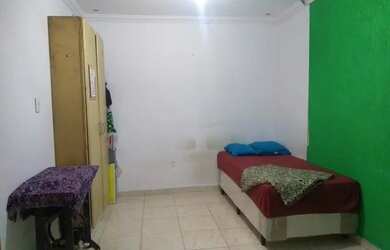 Imagem: A casa possui 1 Dormitório e 1 Banheiro e está localizado