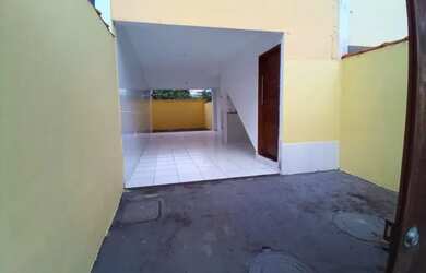 Imagem: A casa possui 2 Dormitórios, 2 Banheiros, 3 Vagas na garagem