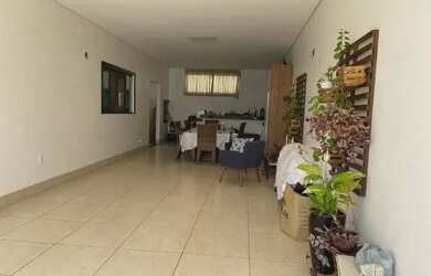 Imagem: A casa possui 3 Dormitórios, 1 Banheiro, 2 Vagas na garagem