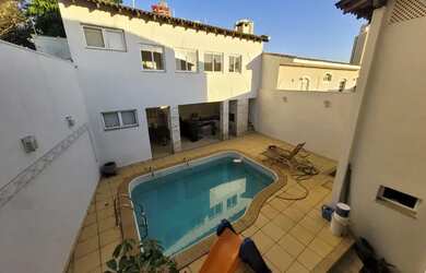 Imagem: A casa possui 5 Dormitórios, 4 Banheiros, 3 Vagas na garagem