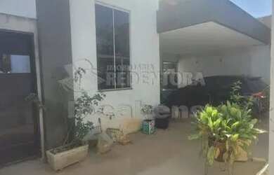 Imagem: A casa possui 3 Dormitórios, 3 Banheiros, 2 Vagas na garagem