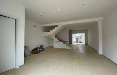 Imagem: A casa possui 3 Dormitórios, 3 Banheiros, 2 Vagas na garagem