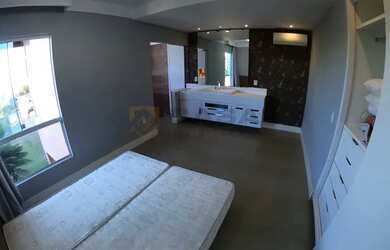 Imagem: A casa possui 3 Dormitórios, 2 Banheiros, 5 Vagas na garagem