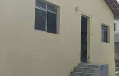 Imagem: A casa possui 2 Dormitórios, 2 Banheiros, 2 Vagas na garagem