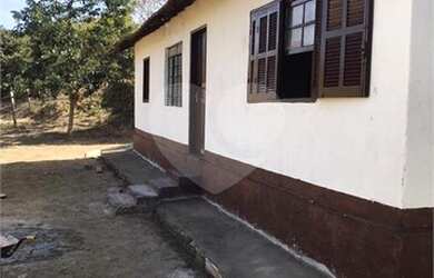 Imagem: A casa possui 3 Dormitórios, 1 Banheiro, 2 Vagas na garagem