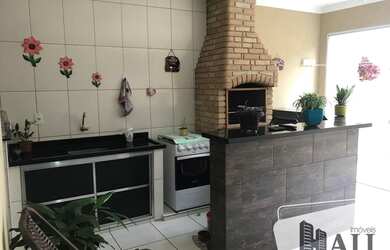 Imagem: A casa possui 3 Dormitórios, 3 Banheiros, 2 Vagas na garagem