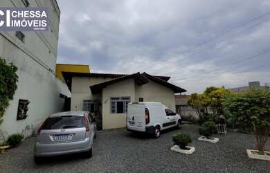 Imagem: A casa possui 2 Dormitórios, 1 Banheiro, 2 Vagas na garagem