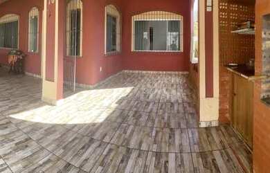 Imagem: A casa possui 3 Dormitórios, 4 Banheiros, 1 Vaga na garagem