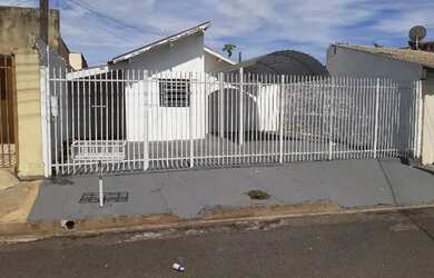 Imagem: A casa possui 2 Dormitórios, 1 Banheiro, 2 Vagas na garagem