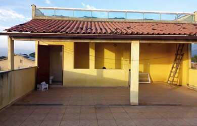 Imagem: A casa possui 2 Dormitórios, 3 Banheiros, Varanda e está