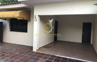 Imagem: A casa possui 3 Dormitórios, 2 Banheiros, 4 Vagas na garagem