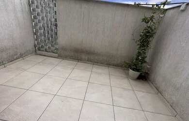 Imagem: A casa possui 3 Dormitórios, 1 Banheiro, 2 Vagas na garagem