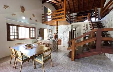 Imagem: A casa possui 3 Dormitórios, 3 Banheiros, 3 Vagas na garagem