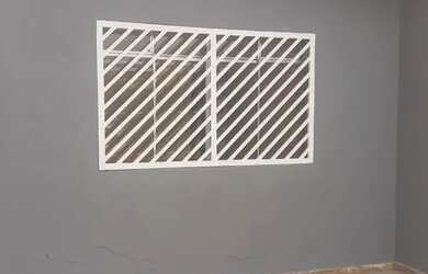 Imagem: A casa possui 3 Dormitórios, 1 Banheiro, 2 Vagas na garagem