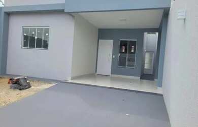 Imagem: A casa possui 3 Dormitórios, 2 Banheiros, 2 Vagas na garagem