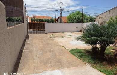 Imagem: A casa possui 2 Dormitórios, 1 Banheiro, 5 Vagas na garagem