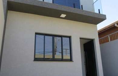 Imagem: A casa possui 3 Dormitórios, 4 Banheiros, 2 Vagas na garagem