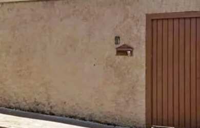 Imagem: A casa possui 3 Dormitórios, 2 Banheiros, 2 Vagas na garagem