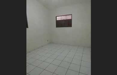 Imagem: A casa possui 2 Dormitórios, 1 Banheiro, 2 Vagas na garagem