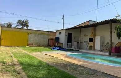 Imagem: A casa possui 3 Dormitórios, 2 Banheiros, 3 Vagas na garagem