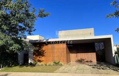 Imagem: A casa possui 3 Dormitórios, 1 Banheiro, 2 Vagas na garagem