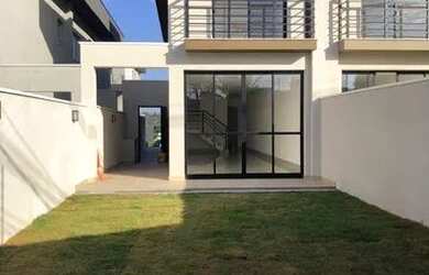 Imagem: A casa possui 3 Dormitórios, 3 Banheiros, 2 Vagas na garagem